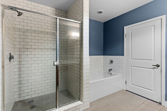 Building Photo - Stunning Modern Luxury 3BD/2BA Condo in Ma...