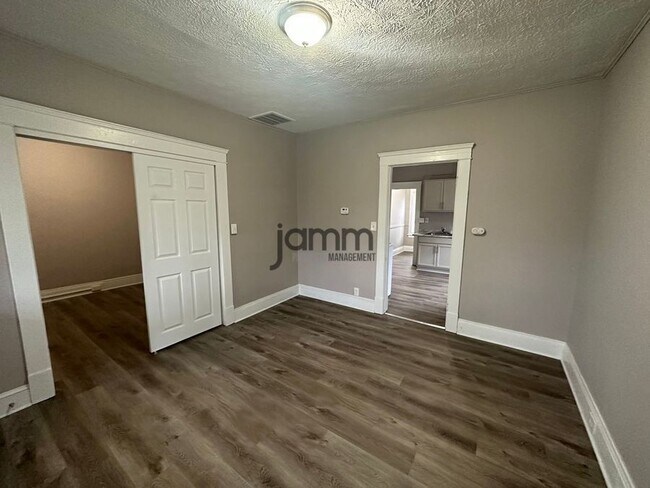 Building Photo - 3026 Monroe Ave