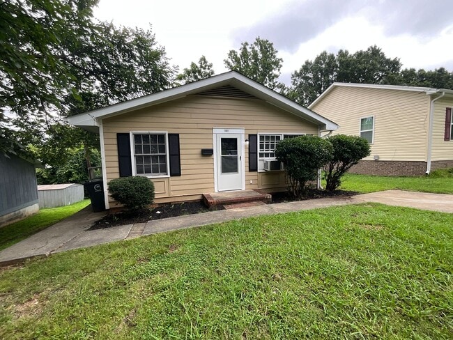 Primary Photo - Charming Single Family Home - Convenient l...
