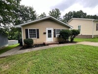 Building Photo - Charming Single Family Home - Convenient l...