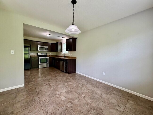 Building Photo - 1204 Louisville Dr