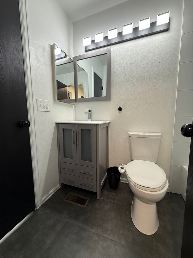 Building Photo - Welcome home to this beautifully updated townhome in the highly desirable Chesapeake Bay community!