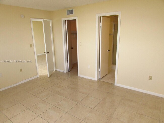 Building Photo - 10090 NW 80th Ct