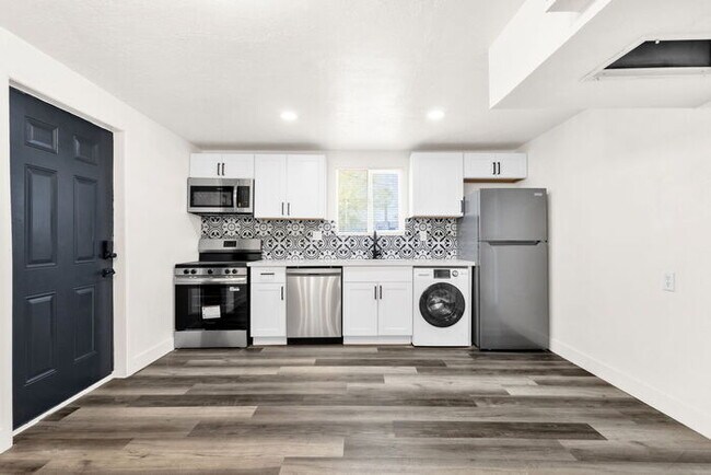 Building Photo - BRAND NEW EVERYTHING IN UPTOWN/BILTMORE AREA