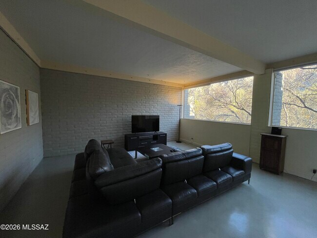 Building Photo - 6531 N Pontatoc Rd