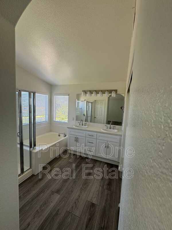 Building Photo - 560 Calle Capistrano