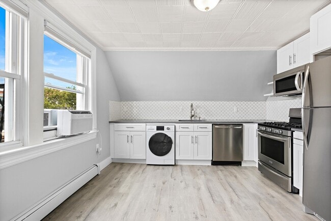 Building Photo - 104 OAK St