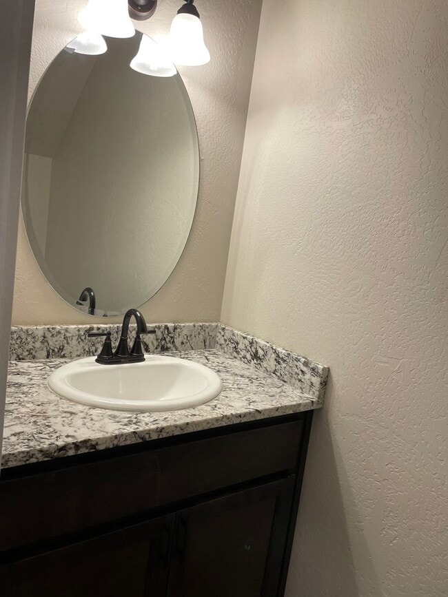 Building Photo - Gorgeous 4 Bedroom 2.5 Bath Home-A Must Se...