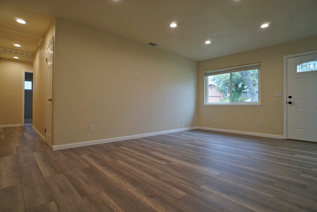 Building Photo - Beautifully remodeled halfplex in desirabl...