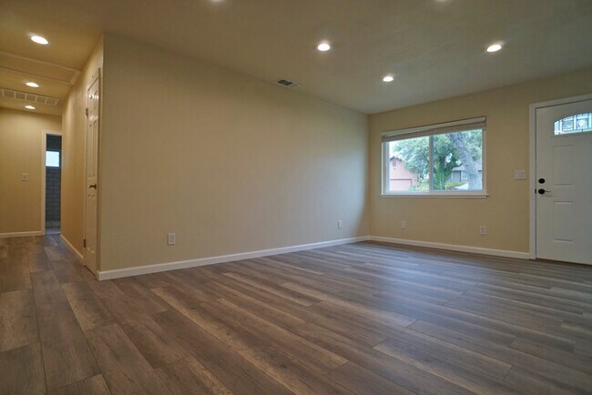 Building Photo - Beautifully remodeled halfplex in desirable Granite Bay!