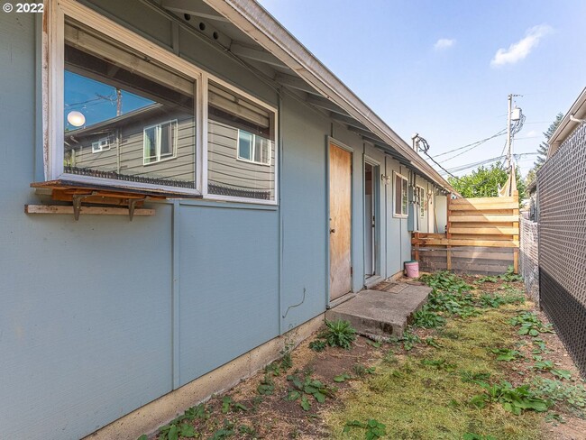 Building Photo - Bright Interior with Generous Bedroom Space – Includes Washer and Dryer