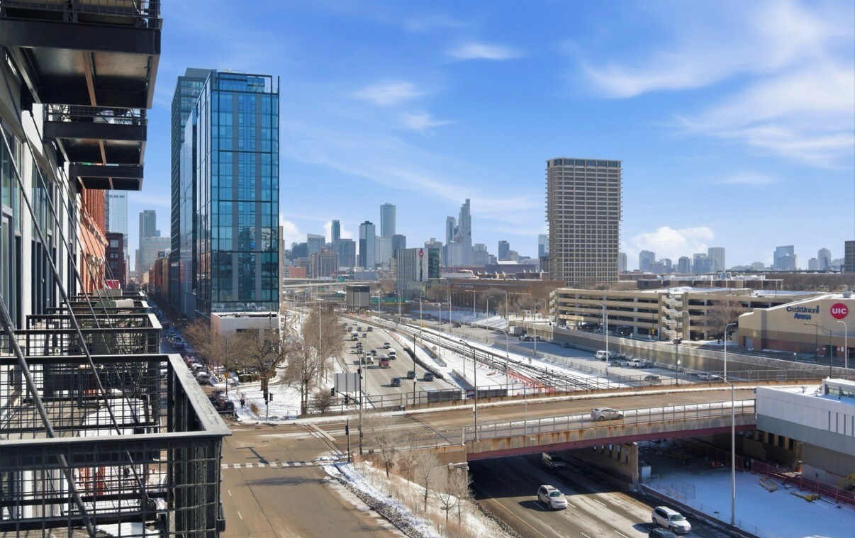 Building Photo - 1224 W Van Buren St