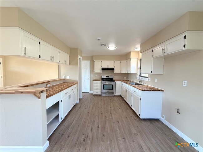 Building Photo - 1616 Lonesome