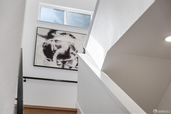 Building Photo - 628 Los Palmos Dr