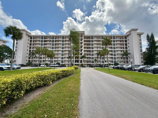 Building Photo - 3100 N Palm Aire Dr