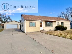 Building Photo - COMING SOON! 3 Bed 1 Bath with Bonus Room,...