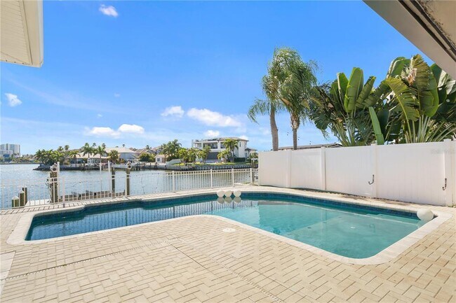 Building Photo - 3924 Versailles Dr