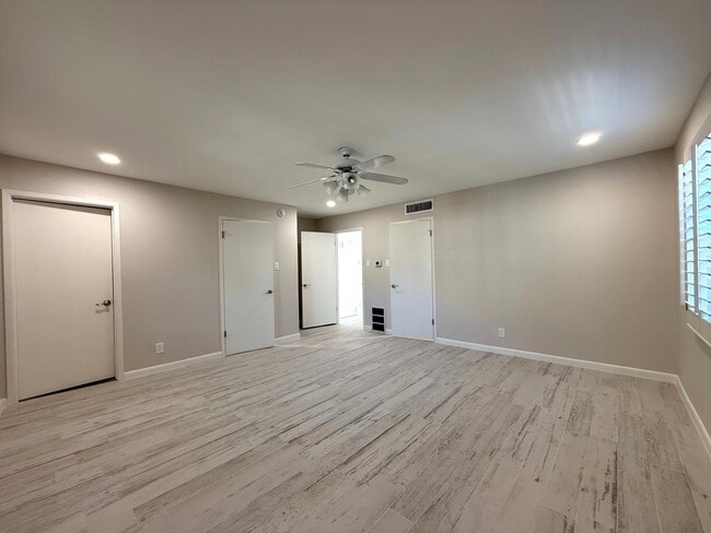 Building Photo - 500 Thunderbird Dr