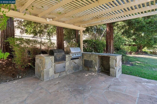 Building Photo - 660 La Casa Via