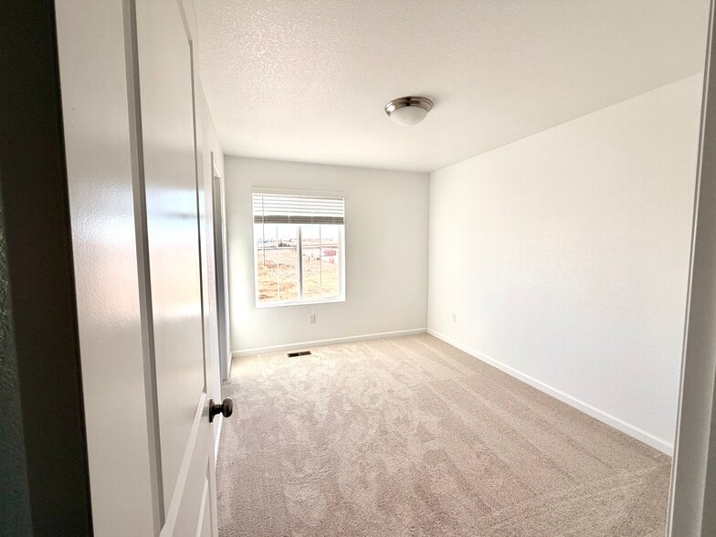 Building Photo - 6761 E 148th Dr