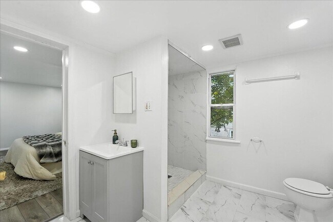 Building Photo - 283 Griffith St