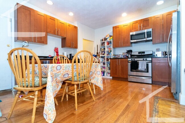 Building Photo - 9/1 Renovated, spacious 4BR/BA near T, BU