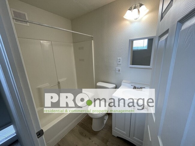 Building Photo - 3 Bed, 2 Bath Single Family Home - Idaho Falls