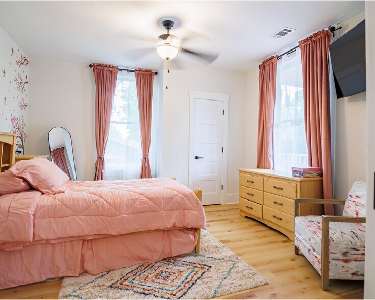 Building Photo - Room in House on Beecher St SW