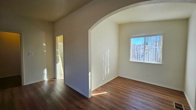 Building Photo - NW 4 Bedroom 2.5 Bath Home Available now!