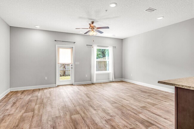 Building Photo - Newer 3 Bed/2.5 Bath Townhome with Modern ...