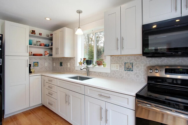 Building Photo - 46 Brush Hill Cir