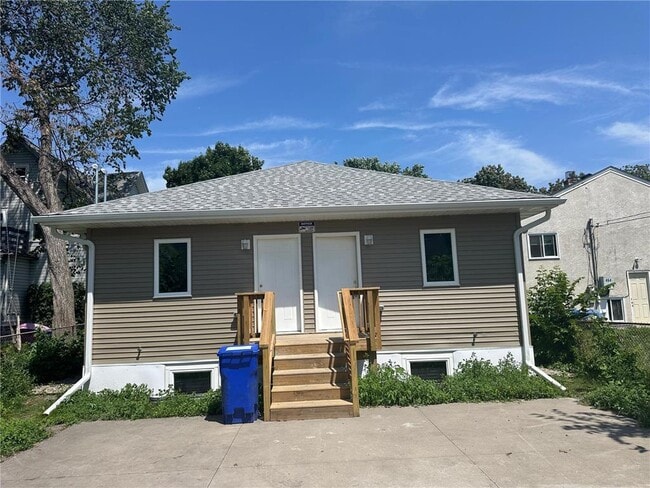 Building Photo - 466 Thomas Ave W