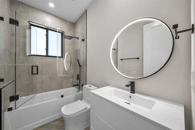 Building Photo - 3600 NE 9th Pl