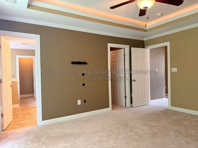 Building Photo - 616 Lake Artesia Ln