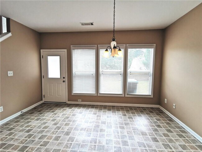 Building Photo - 2430 Woodford Ln NE