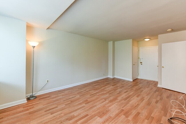 Building Photo - Spacious & Bright Studio at River Place North