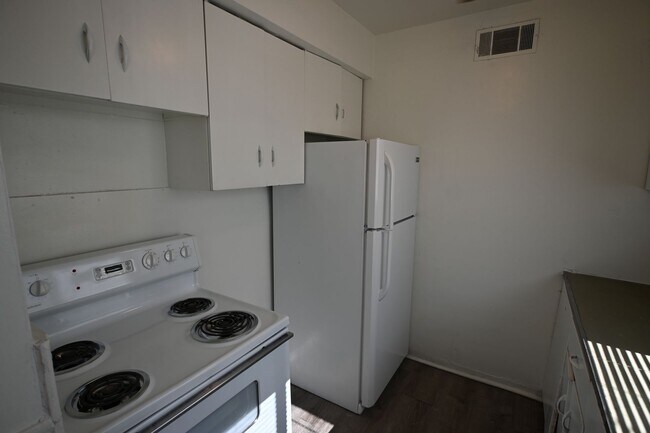 Building Photo - 2 Bed Apartment  - $1,050 - 378 N 13th Str...