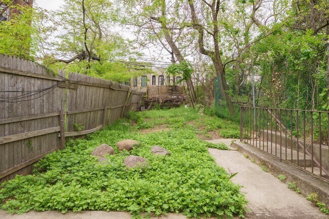 Building Photo - 1337 Park Pl