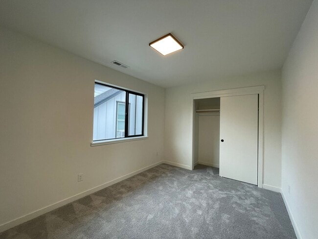 Building Photo - 4Bd/2.5Ba Corner Home in Desireable Portsmouth Neighborhood ~ Newly Built, Quartz Countertops, Si...