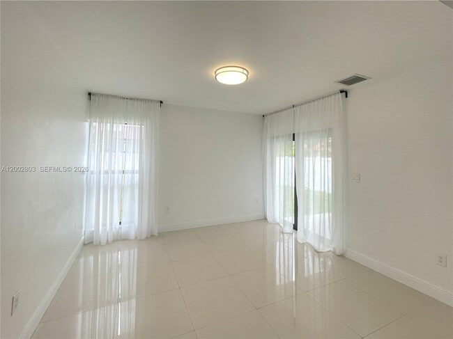 Building Photo - 1005 SW 88th Ct