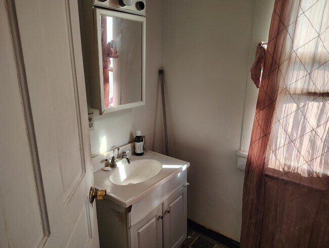 Building Photo - 353 W 26th St