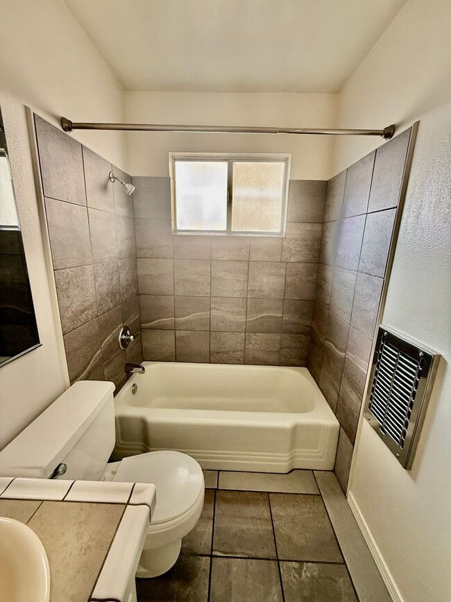 Building Photo - 287 E Elm St