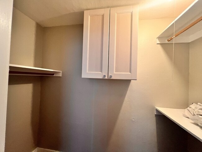 Building Photo - 617 N Hyer Ave