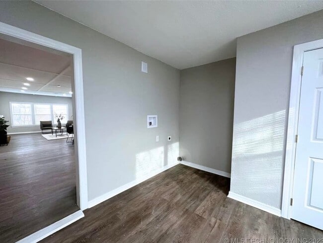 Building Photo - 22 5th Ave SW
