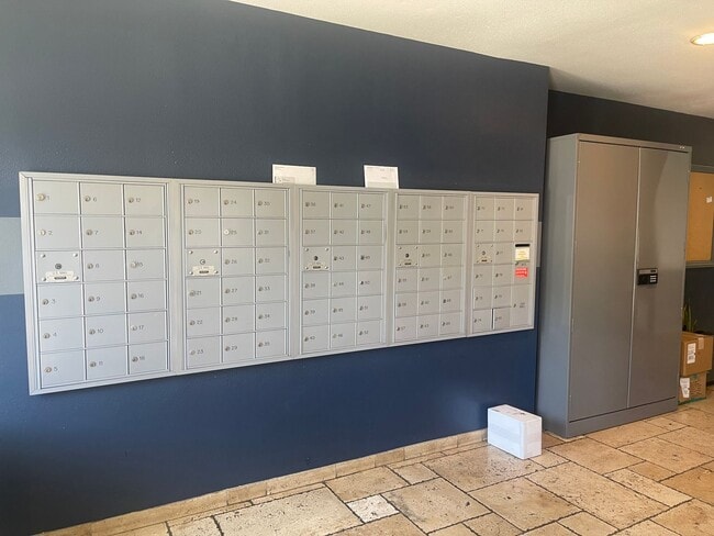 Building Photo - Hollywood Luxury 2 Bed Condo!