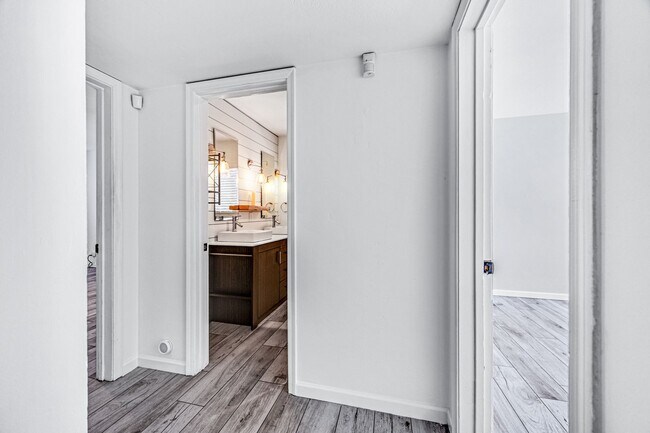 Building Photo - Now Leasing – Fully Updated Scottsdale Home!