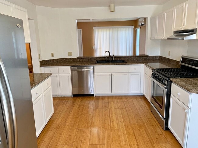 Building Photo - Stunning 3-bedroom and 3-bathroom Home (Ka...