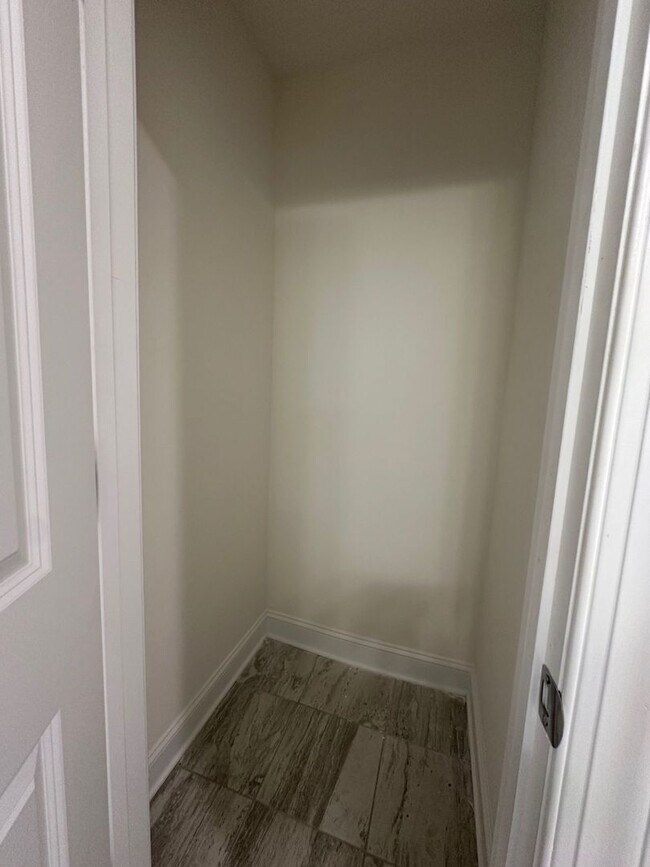 Building Photo - HARRISBURG TOWNHOME
