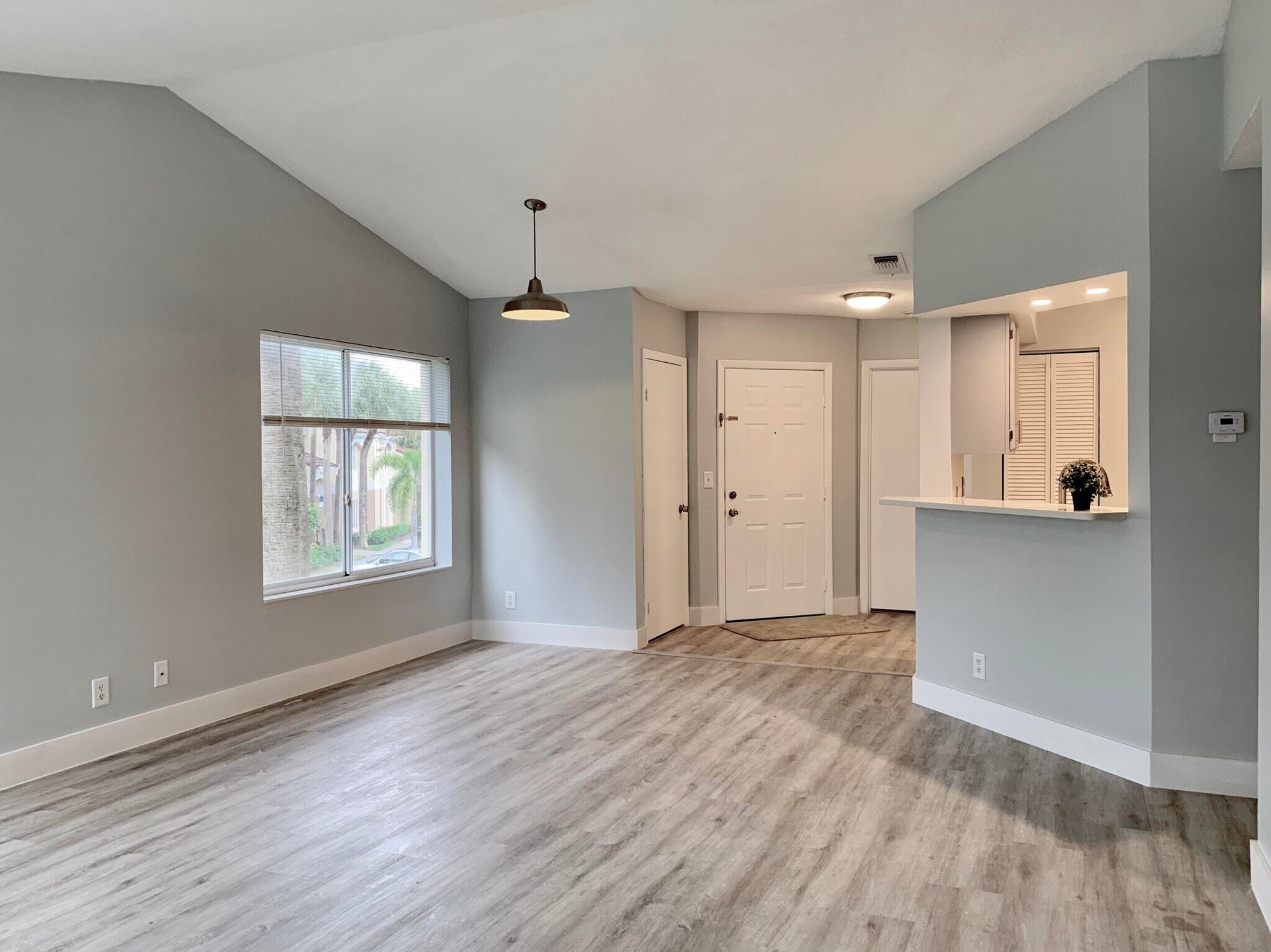 Building Photo - 815 W Boynton Beach Blvd