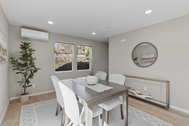 Building Photo - 3Bd/3Ba Seattle Home